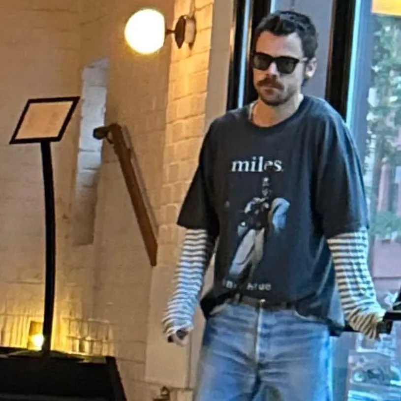 image_68bf87e376111 Harry Styles Sparks Buzz Once More — Effortless Street Chic and an Unexpectedly Tender Moment With Zoë Kravitz That Has the Internet Obsessed