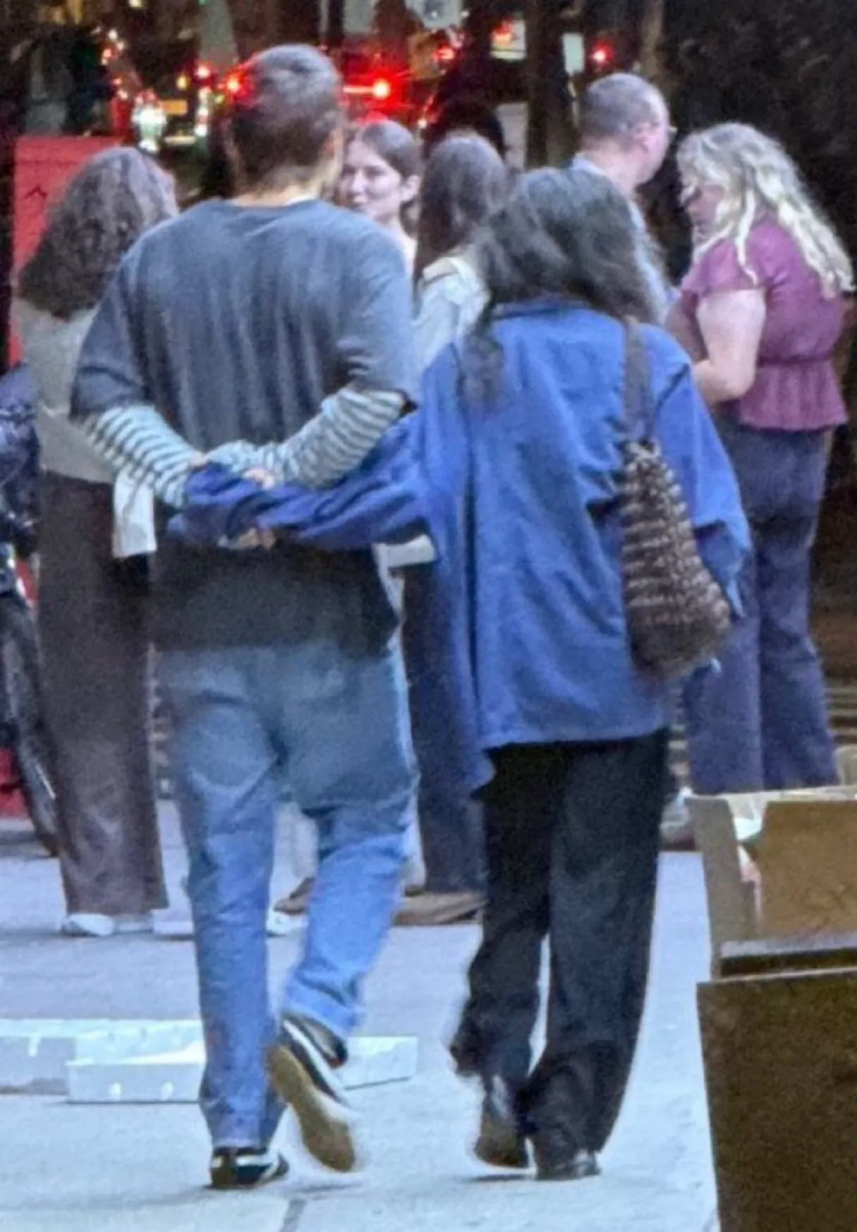 image_68bf87e3ab07f Harry Styles Sparks Buzz Once More — Effortless Street Chic and an Unexpectedly Tender Moment With Zoë Kravitz That Has the Internet Obsessed