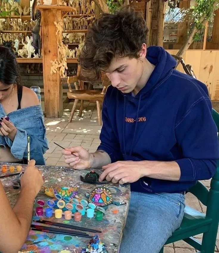 image_68bf94d976523 Shawn Mendes Stuns Fans With the Shockingly Ordinary Life He Hides Away From Fame