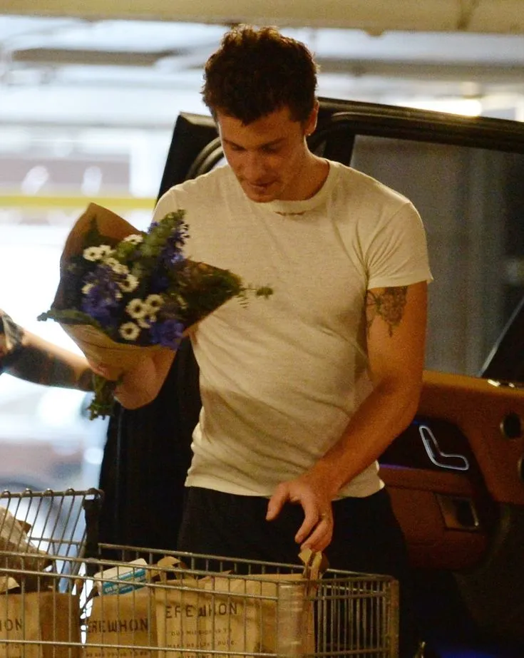 image_68bf94d9b6c1d Shawn Mendes Stuns Fans With the Shockingly Ordinary Life He Hides Away From Fame