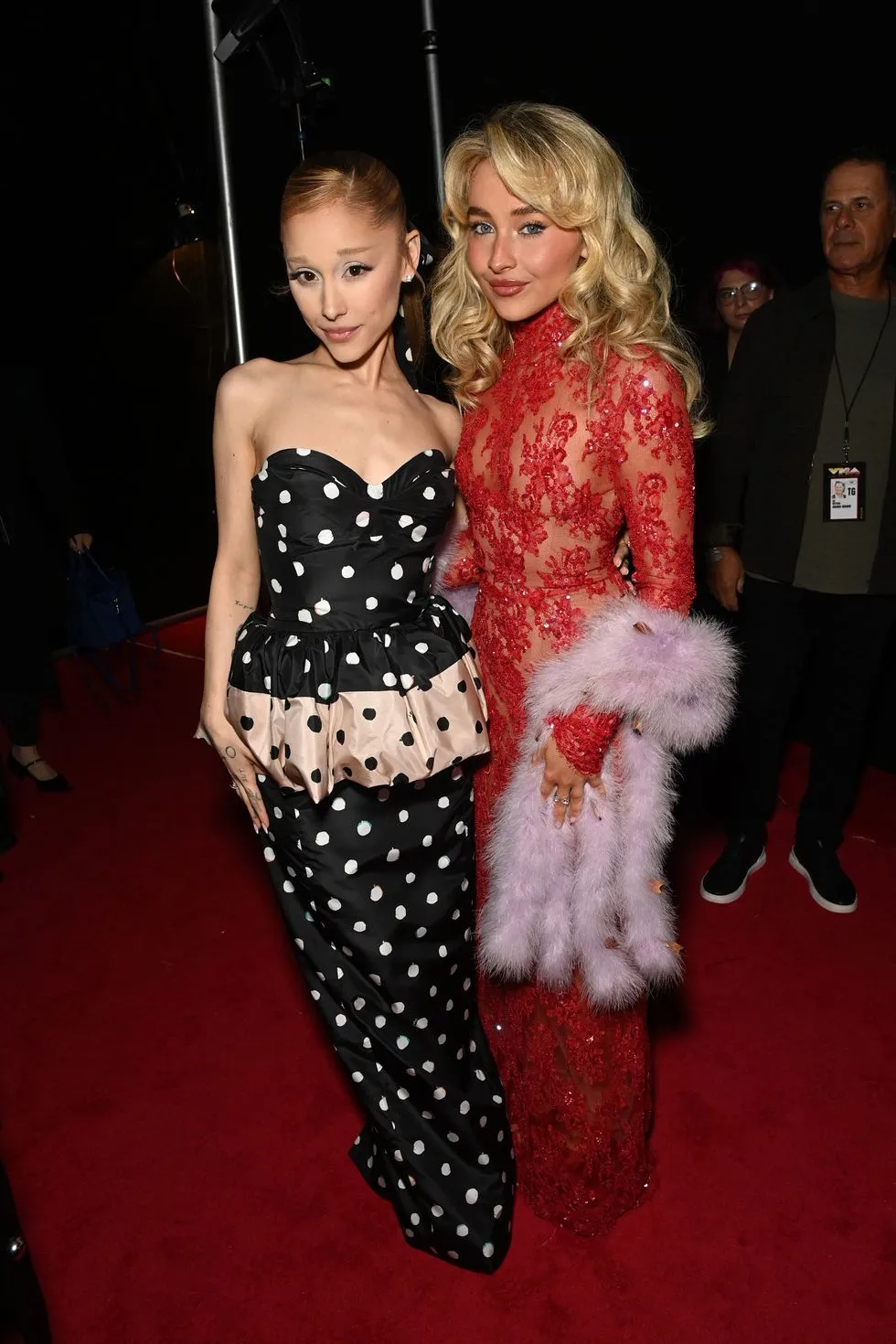 image_68bfa440eae00 Fans Go Wild Over Ariana Grande and Sabrina Carpenter’s Hug at the 2025 VMAs