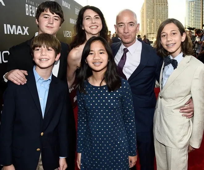 image_68bfc3cb909cc eff Bezos Pulls Strings to Cast Wife Lauren Sánchez in James Bond Reboot, Despite Her Lack of Acting Experience