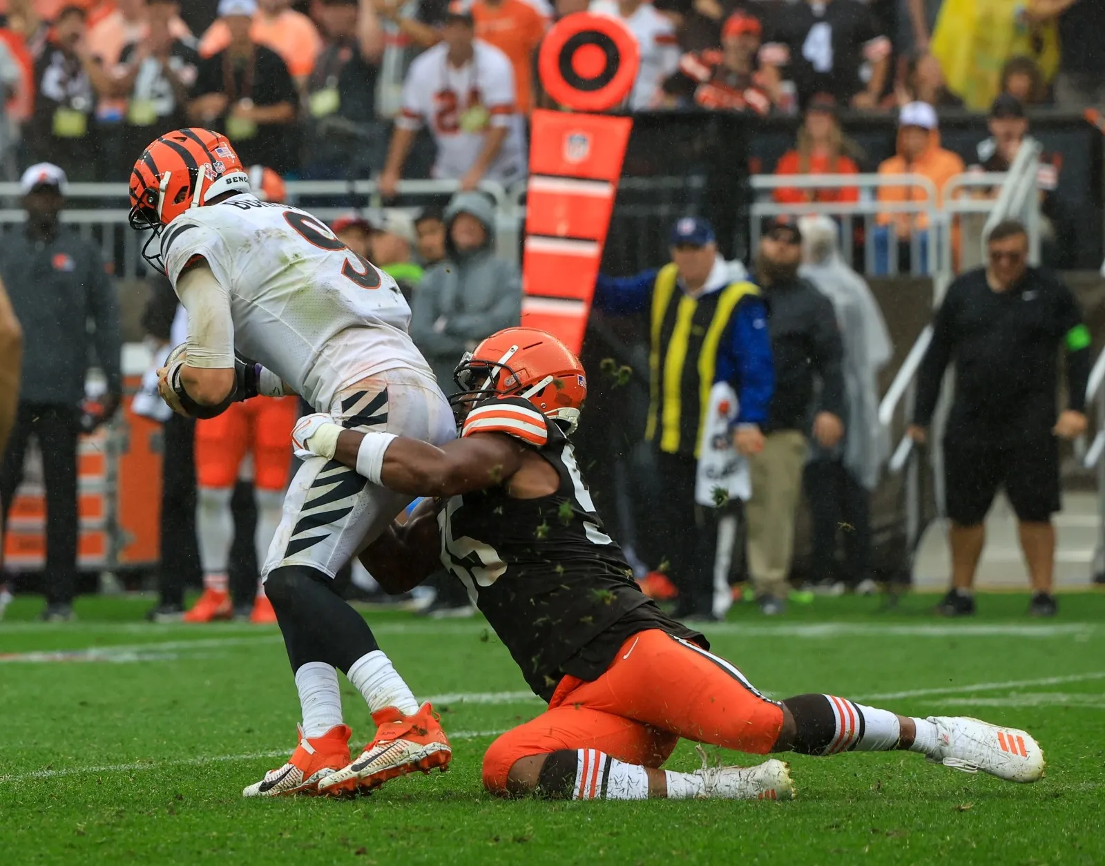 image_68bfd51eb559f Joe Burrow Gets Rocked by Myles Garrett in Bone-Chilling Hit That Has NFL Fans Shaken in Week 1