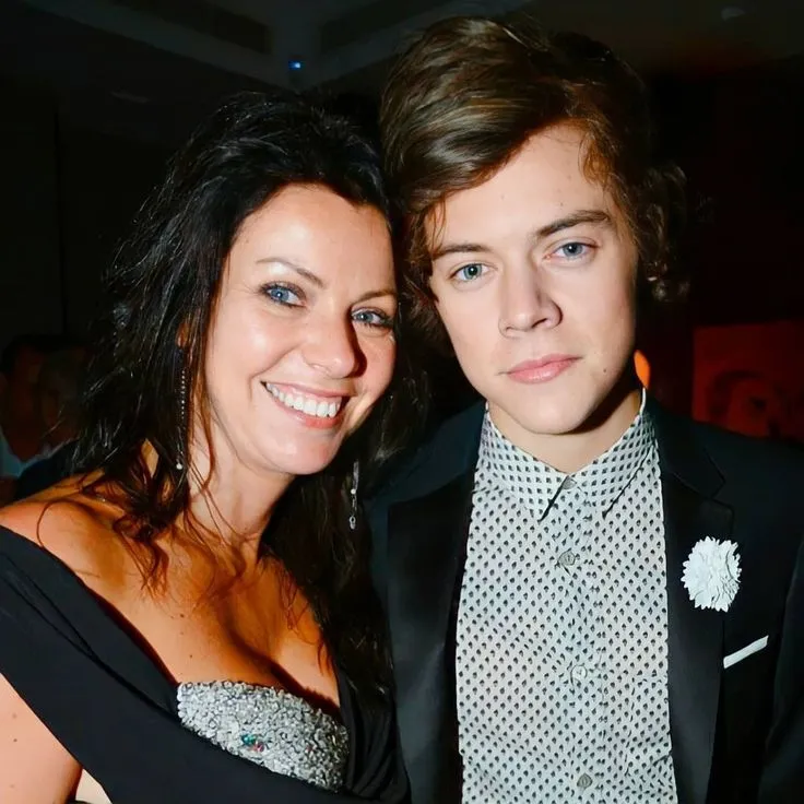 image_68bfdc6427064 You Won’t Believe How Harry Styles’ Mother, Anne Twist, Watched Her Son Grow from a Boy Singing Around the House to a Global Superstar – and the Reason She’s So Proud It Brings Her to Tears Will Move You!