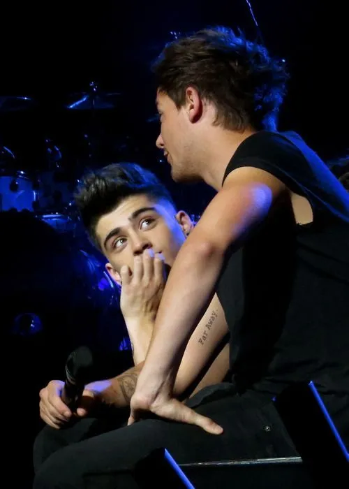 image_68bfe6fa1ca3d Louis Tomlinson and Zayn Malik Enjoy a Fun Dart Game in Tennessee – But the Reason Behind the Camera Has Fans Absolutely Freaking Out!