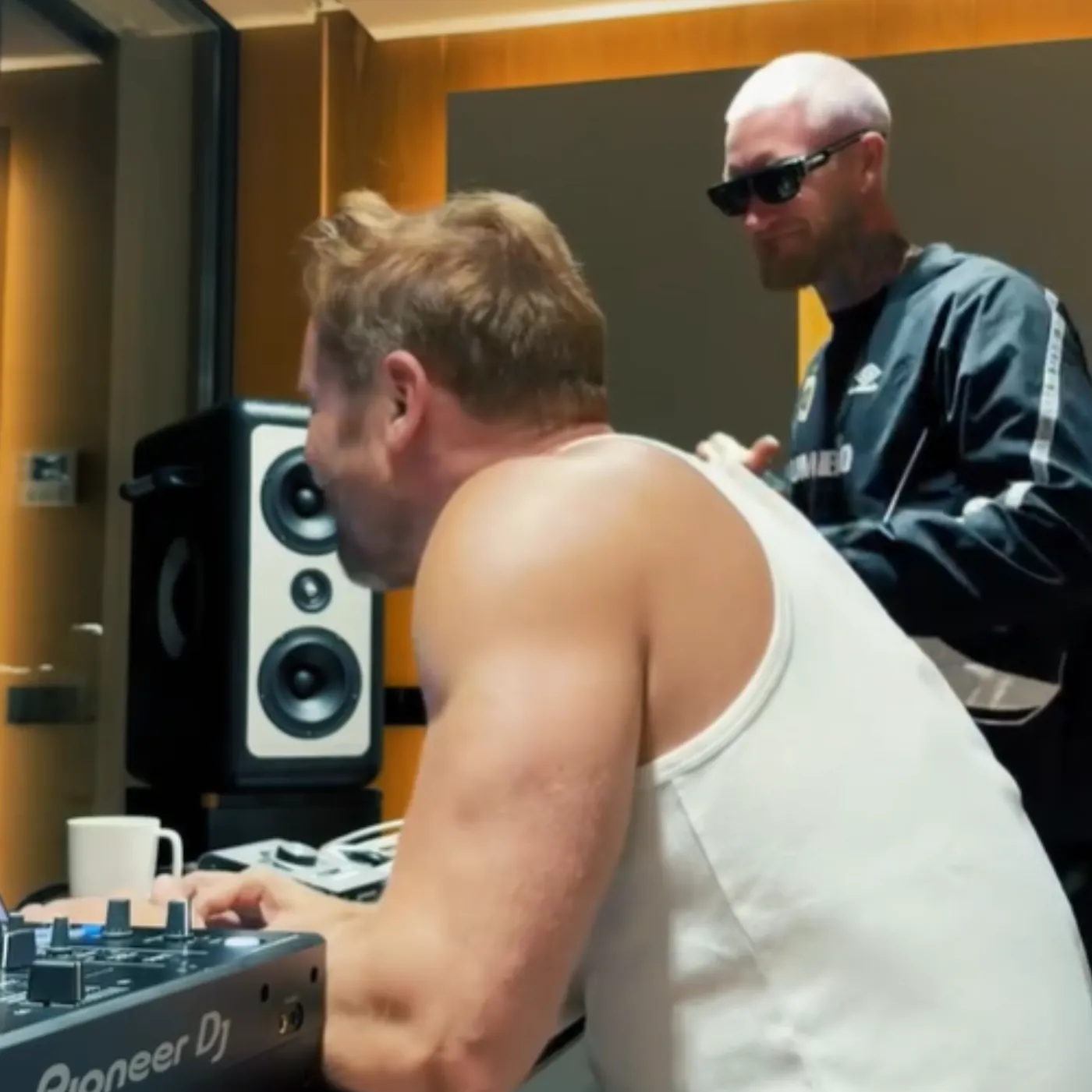 image_68bfed5b22546 The tension arose between the two when David Guetta wanted to reject adding this melody suggested by his collaborator because it violated his professional standards.