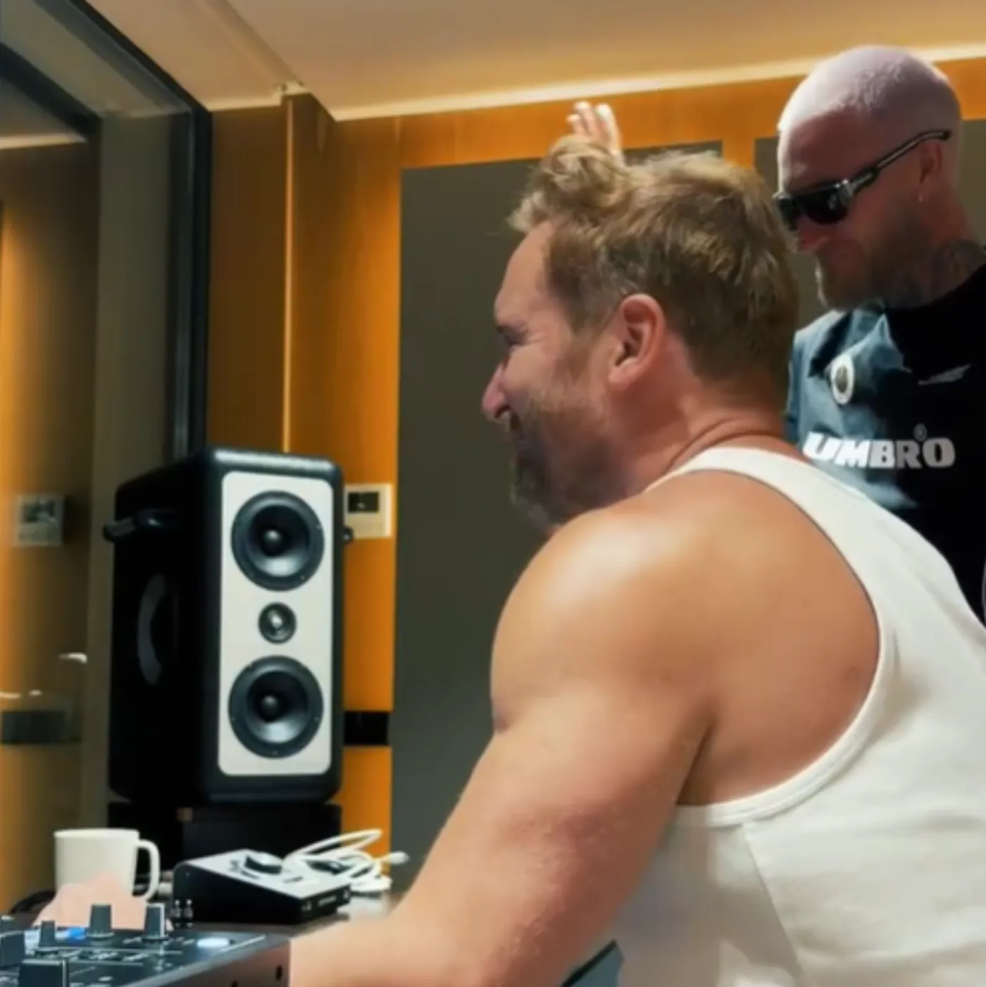 The tension arose between the two when David Guetta wanted to reject adding this melody suggested by his collaborator because it violated his professional standards.