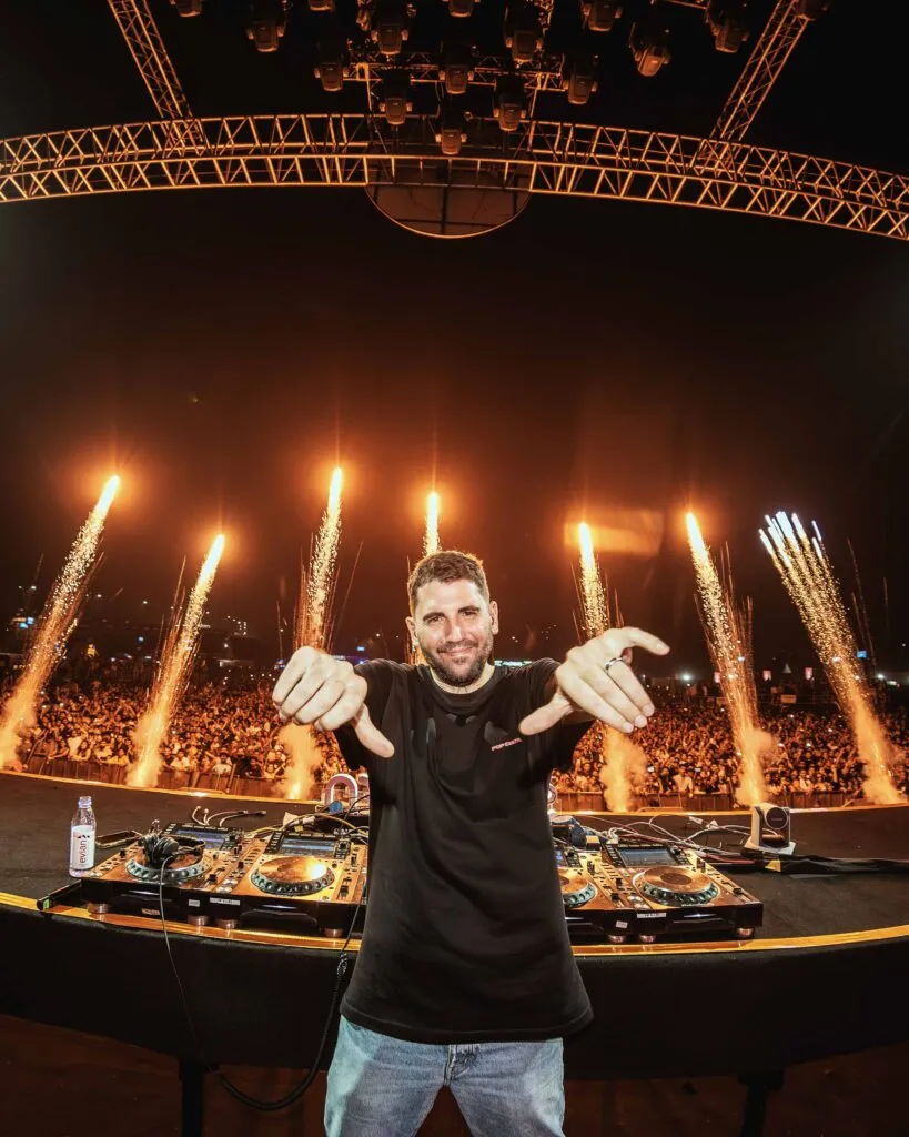 image_68bff2cb51bce Dimitri Vegas' Vinyl-Only Set at Tomorrowland 2025: A Tribute to the Roots of DJ Culture