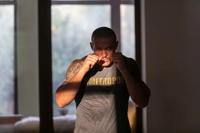 image_68c0e57311c45 Boxing Champ Oleksandr Usyk Debuts in Cinema — Fans Cheer as He Poses with The Rock