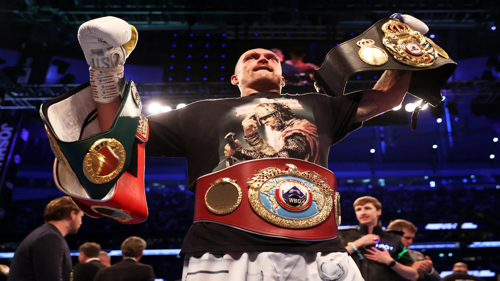 image_68c0e573cfba7 Boxing Champ Oleksandr Usyk Debuts in Cinema — Fans Cheer as He Poses with The Rock