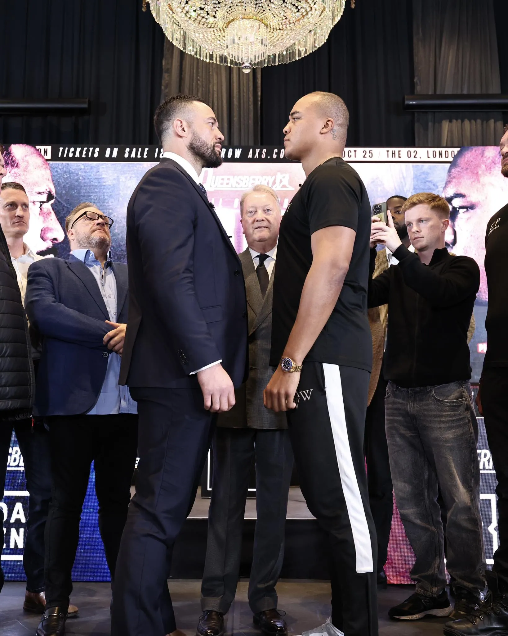 Tense showdown at the heavyweight weigh-in – Parker and Wardley hint at a storm about to erupt, leaving boxing fans on the edge of their seats! 19 Tense showdown at the heavyweight weigh-in – Parker and Wardley hint at a storm about to erupt, leaving boxing fans on the edge of their seats!