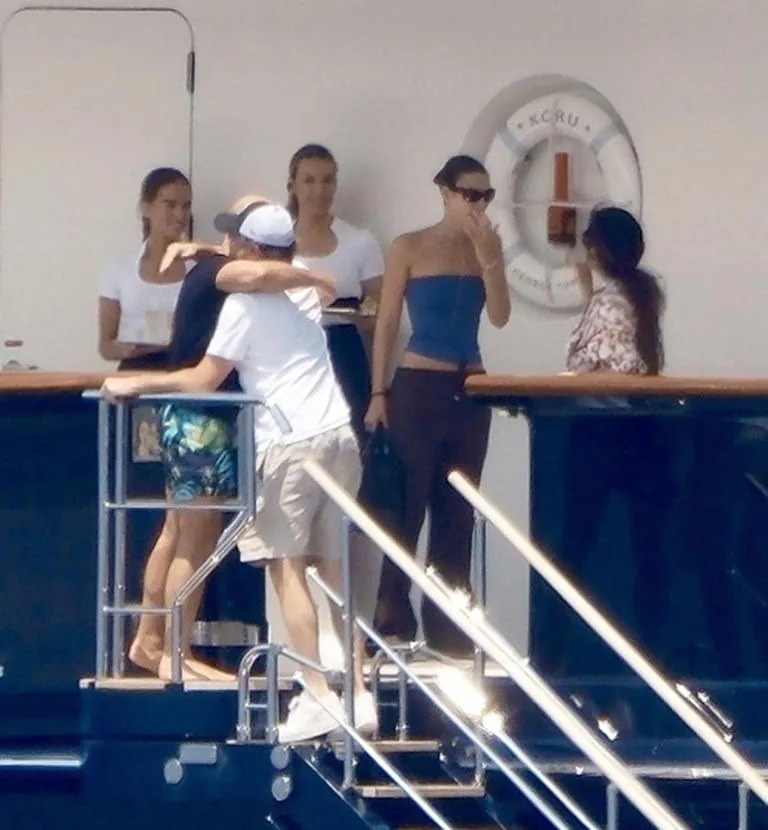 image_68c0f408bf935 Photos Capture Leonardo DiCaprio Enjoying Yacht Trip with Jeff Bezos