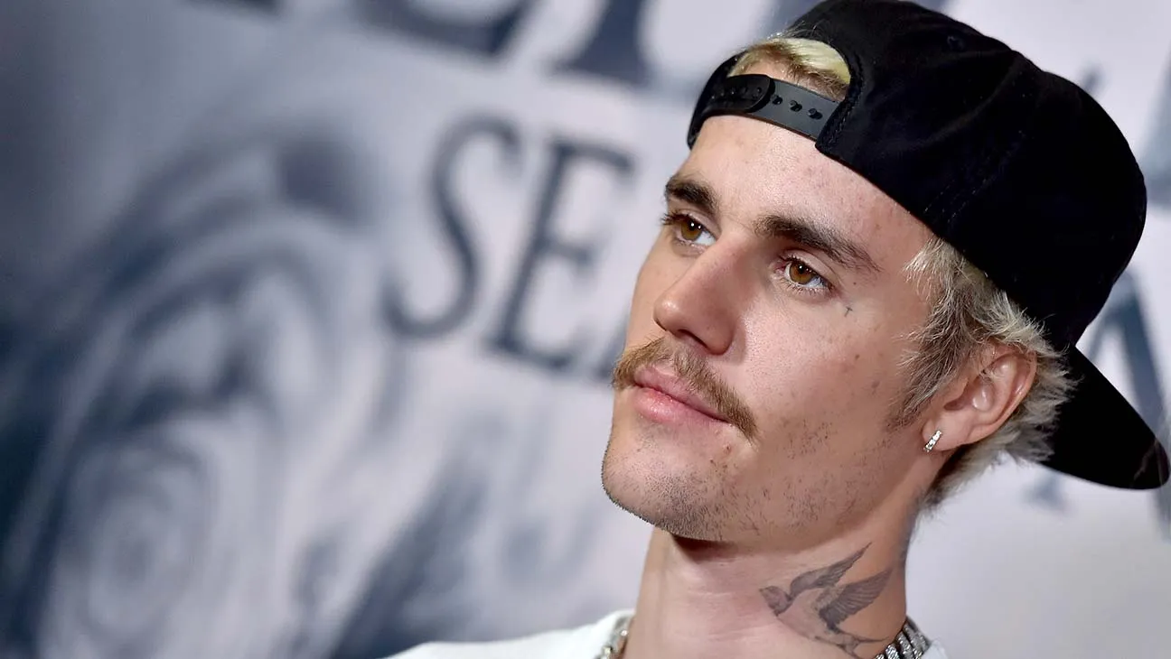 Justin Bieber shocks fans again: From handsome star to strange street moments - Paparazzi photos reveal strange psychological problems that few people notice