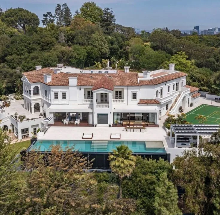 image_68c11a8ee680d Selena Gomez Splurges on $20 Million Oceanfront Mansion