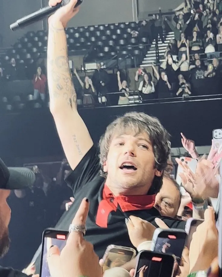 image_68c1339b445ad Louis Tomlinson lights up the stage amid frenzied fan screams – but fans had no idea their favorite sound would come at such a painful cost!
