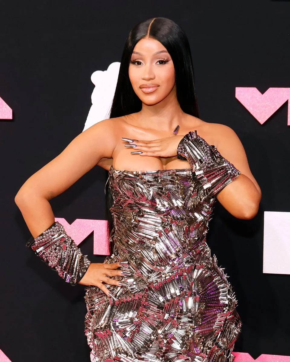 Cardi B Ignites Firestorm After VMA Snub — Slams ‘Cookie-Cutter Pop’ as Ariana Grande Dominates the Night