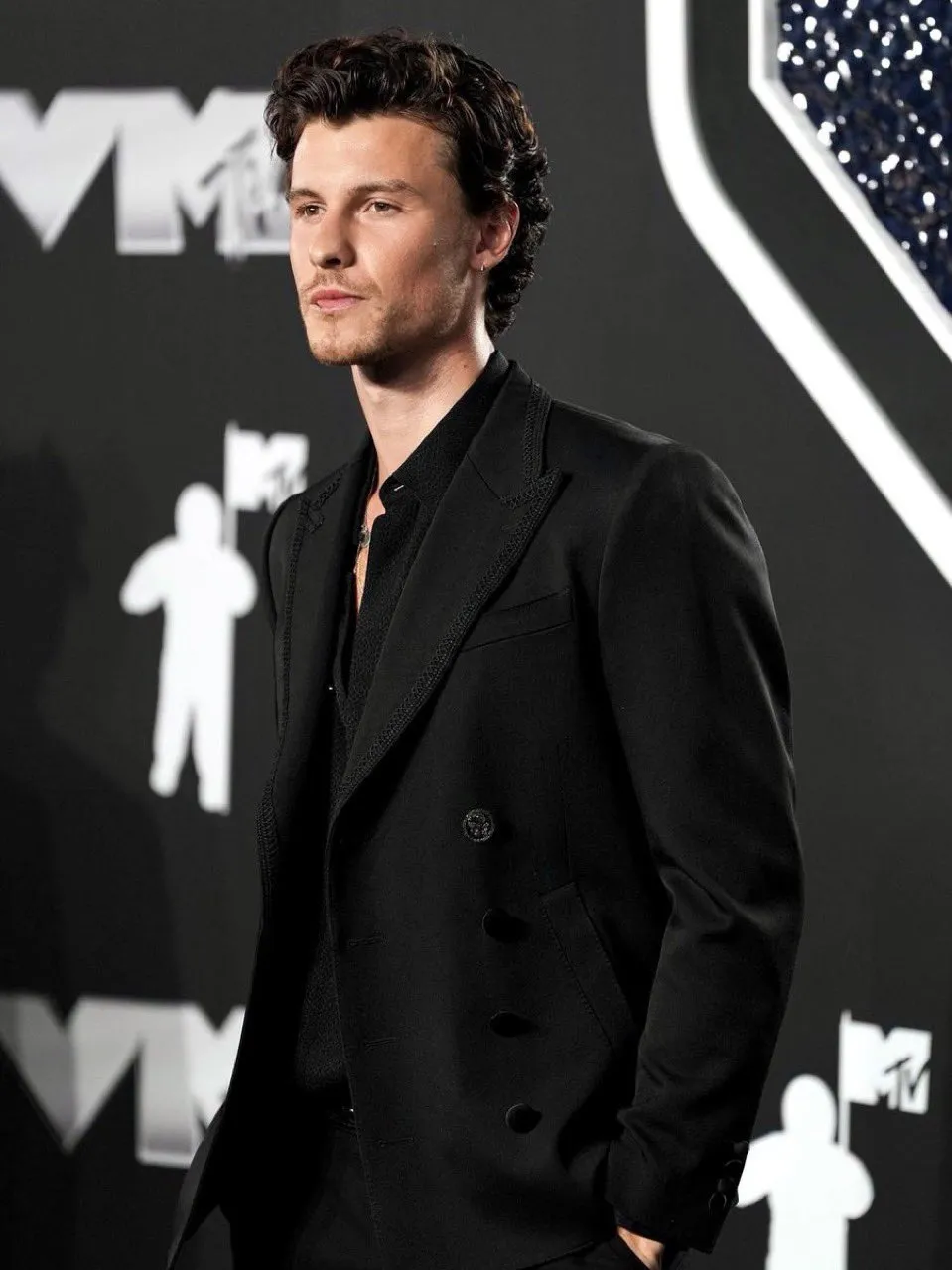 Shawn Mendes Faces Disturbing Obsession as Uninvited Fan Turns His Home into a Target of Chaos 19 Shawn Mendes Faces Disturbing Obsession as Uninvited Fan Turns His Home into a Target of Chaos