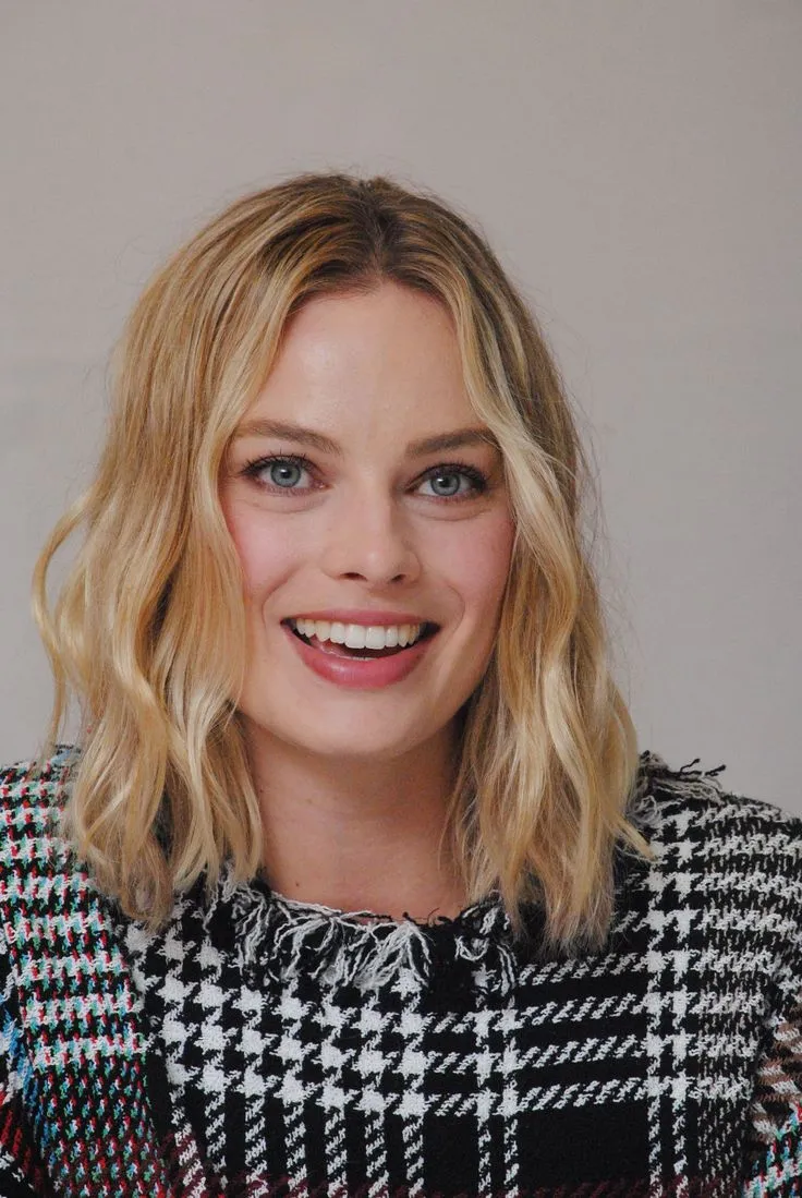Margot Robbie has an "iPhone face"? Controversy over casting a modern-looking actor in a historical film