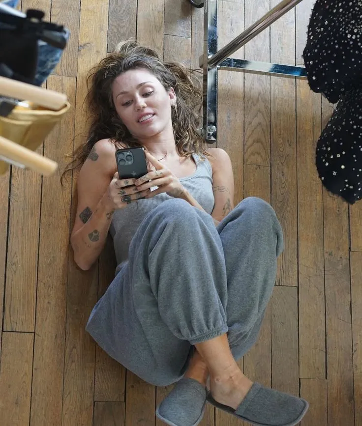 image_68c2404c5ecb7 Far from Her Rock-Star Persona on Stage, Miley Cyrus Keeps It Simple and Down-to-Earth at Home