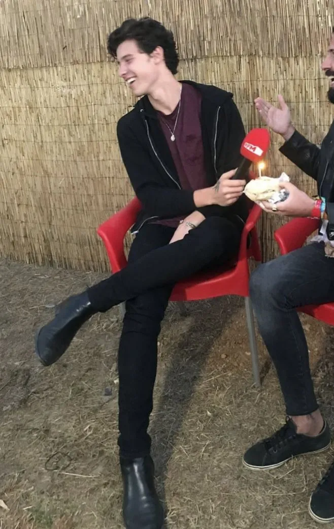 image_68c240b958848 Shawn Mendes Stuns Fans After Being Spotted Strumming Guitar Beside a Mysterious Stranger