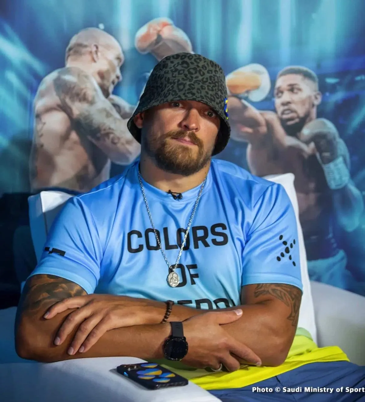 Usyk takes part in the Legends Charity Game alongside football legends, but leaves fans stunned with a bold move despite his injury!