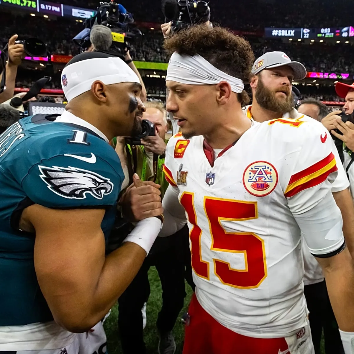 Patrick Mahomes Faces Shocking Setback as Star Weapon’s Status in Eagles Clash Hangs in the Balance