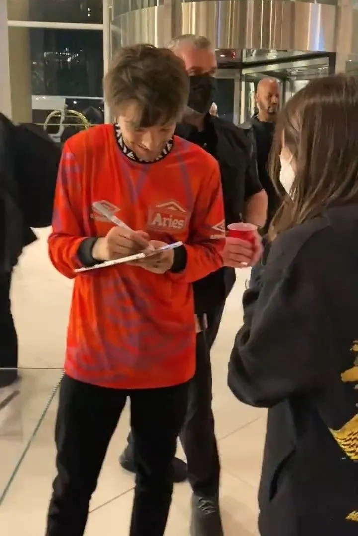 image_68c281351c7da Tiny Fan Trembles as Louis Tomlinson Gives a Gentle Hug – But What No One Noticed in the Clip Will Shock You!