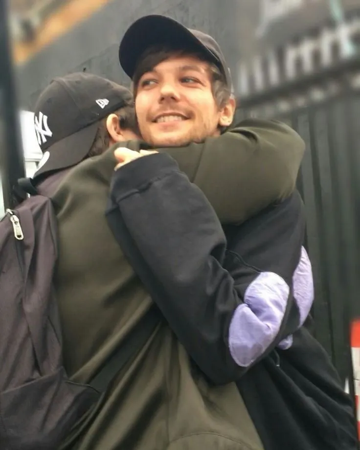 Tiny Fan Trembles as Louis Tomlinson Gives a Gentle Hug – But What No One Noticed in the Clip Will Shock You! 19 Tiny Fan Trembles as Louis Tomlinson Gives a Gentle Hug – But What No One Noticed in the Clip Will Shock You!