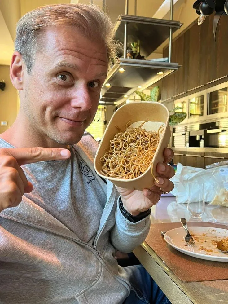 image_68c28ac0ef0e1 Legendary DJ Armin van Buuren Urges Young Artists to Prioritize Family – But the Real Reason Leaves the Whole World Stunned!
