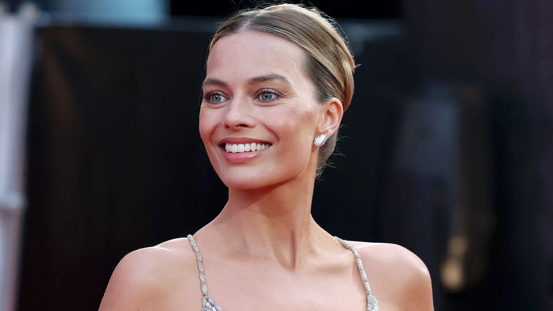 Margot Robbie’s Red Carpet Comeback Goes Viral with Ultra-Naked Dress - Is This Her Boldest Look Ever? 19 Margot Robbie’s Red Carpet Comeback Goes Viral with Ultra-Naked Dress - Is This Her Boldest Look Ever?