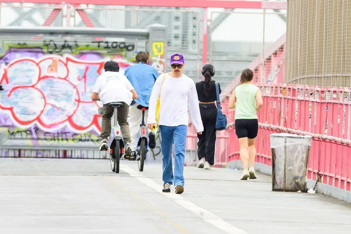 image_68c381b41b428 Harry Styles Roams New York in Solitude — Crossing the Williamsburg Bridge Under the Radar of Fans