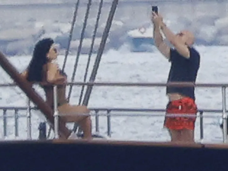 image_68c3c69e9359e Luxury Life: Despite Busy Schedule, Jeff Bezos Often Takes His Wife and Friends on Yacht Getaways