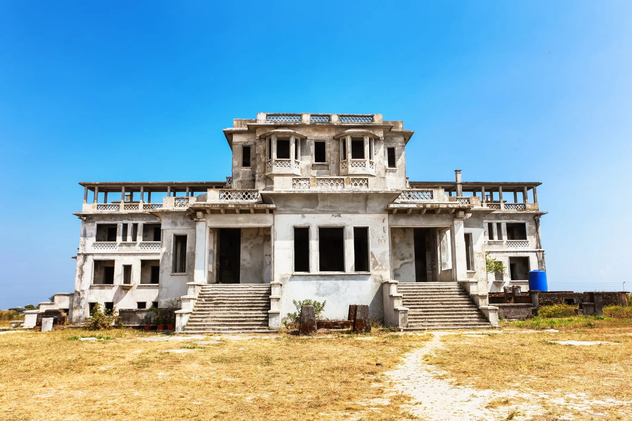 image_68c3d8045bcac You’ll save money by staying at these 15 abandoned hotels during your travels