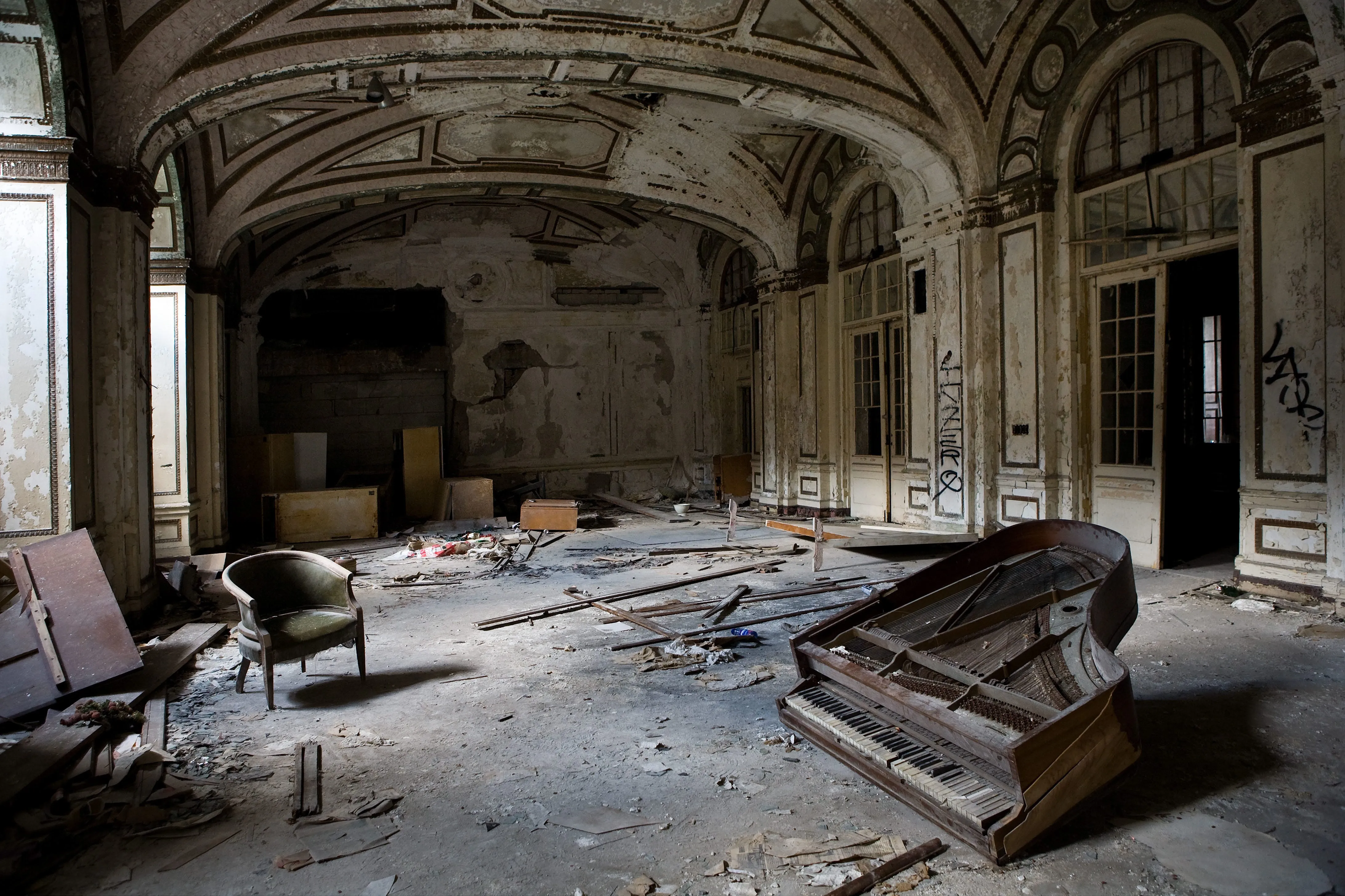 image_68c3d8053d377 You’ll save money by staying at these 15 abandoned hotels during your travels