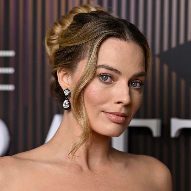 image_68c4e347824a6 Margot Robbie Rejected at London Restaurant: Star Mistaken for a Fan and Denied Entry!