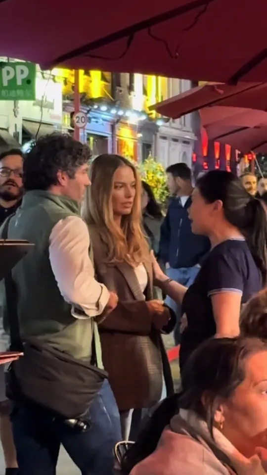 image_68c4e3483d397 Margot Robbie Rejected at London Restaurant: Star Mistaken for a Fan and Denied Entry!