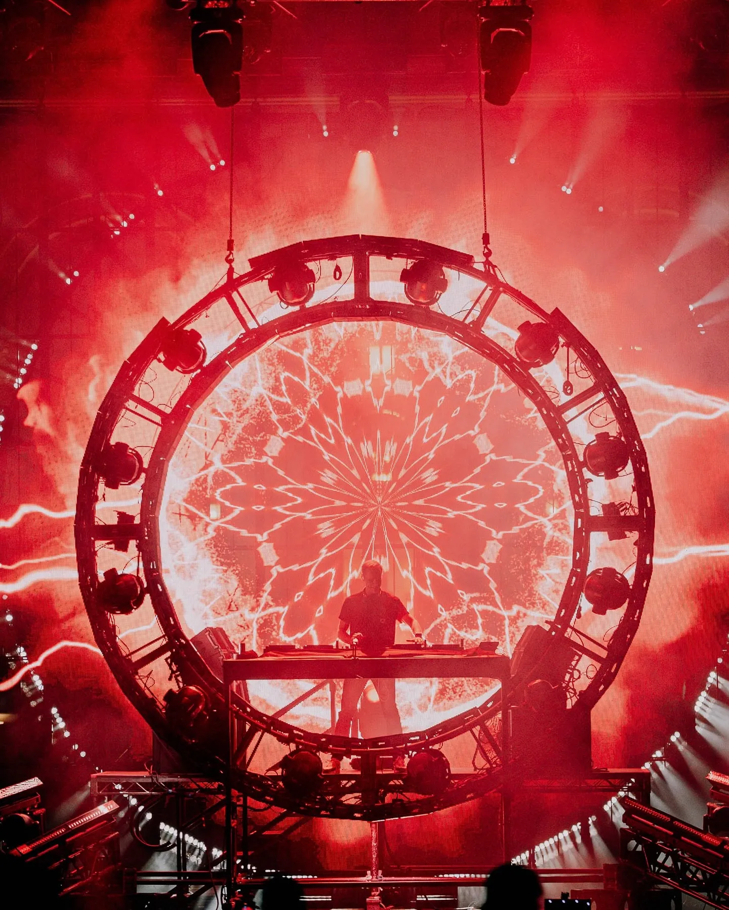 image_68c4e9ff2e407 The Orb – a glowing sphere of light, but also a metaphor for the endless cycle of electronic music. Armin is trying to confess to his fans that he...
