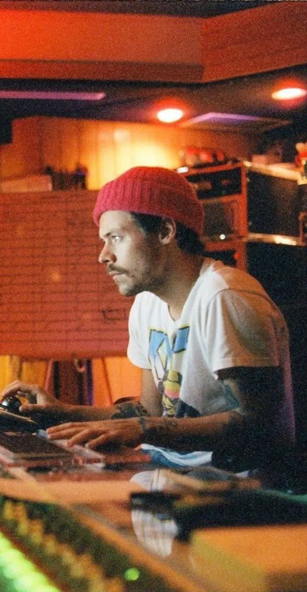 image_68c58ad15feb3 Harry Styles has completed his fourth album on a typewriter – but fans will have to wait until 2026 and Glastonbury 2027 to hear it in full!