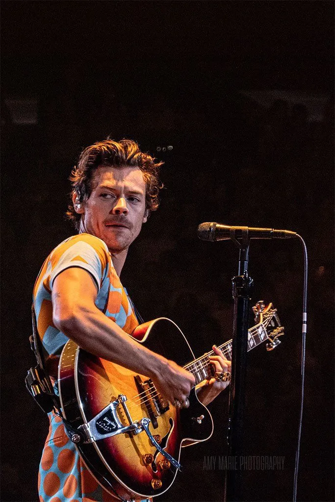 image_68c58ad1a18a7 Harry Styles has completed his fourth album on a typewriter – but fans will have to wait until 2026 and Glastonbury 2027 to hear it in full!