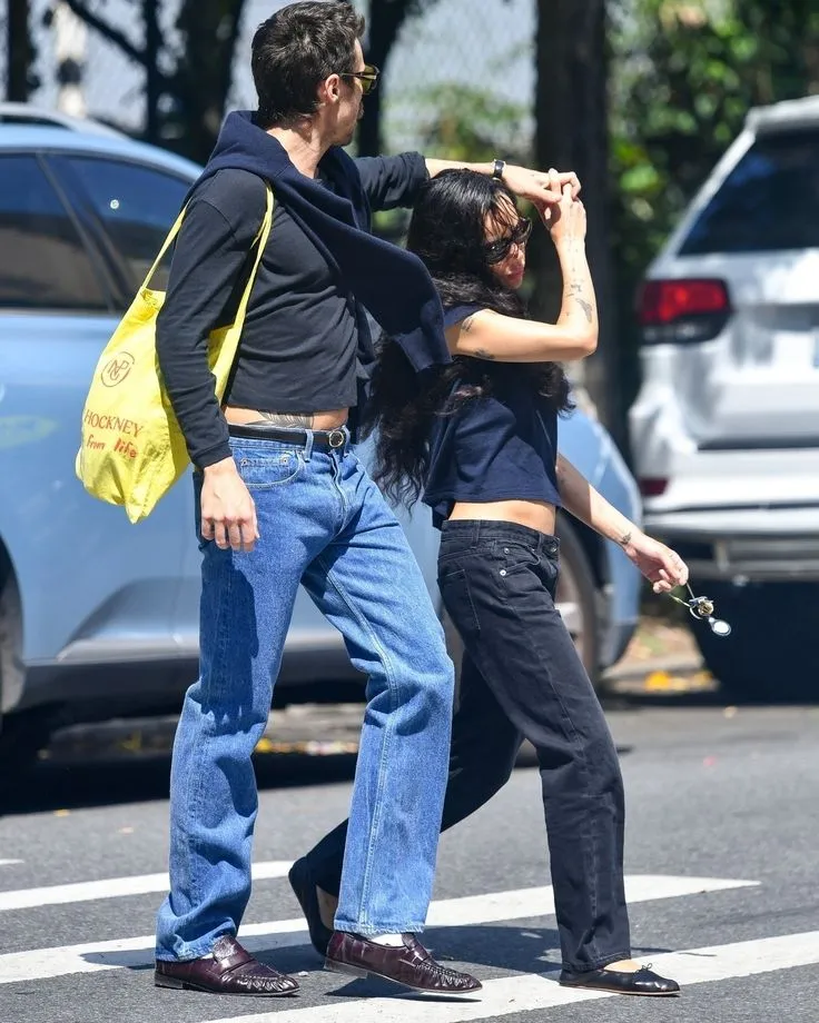 image_68c5b01aca859 Harry Styles and Zoë Kravitz Show PDA Amid Rumors They’re ‘Attached at the Hip’