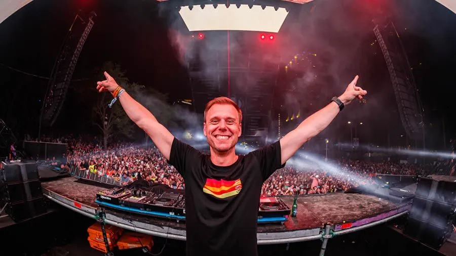 Armin van Buuren Ignites Ushuaïa Ibiza – Music, Lights, and Fireworks Leave Fans Immersed in an Emotional Whirlwind!