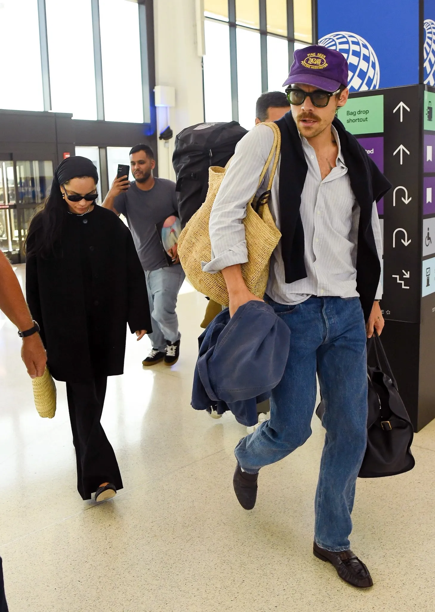 image_68c76a622e7c2 Harry Styles Turns Heads as Zoë Kravitz Jets Off Wearing a Dazzling $1.3M Necklace Beside Him