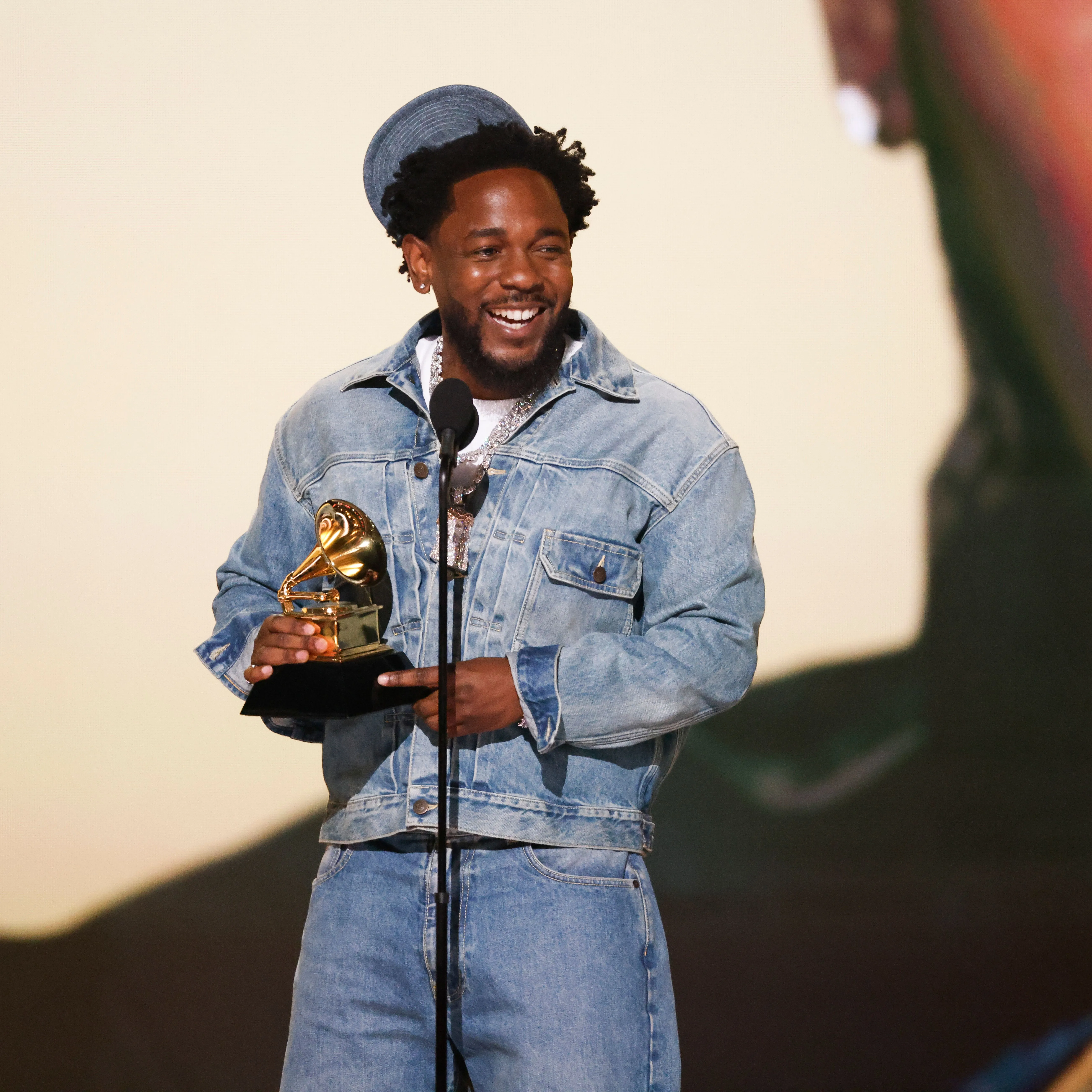 image_68c76e45f0db4 Kendrick Lamar appeared in 2Pac’s legendary 'California Love' music video at age 8 – But the most surprising part is that he kept this secret for years!