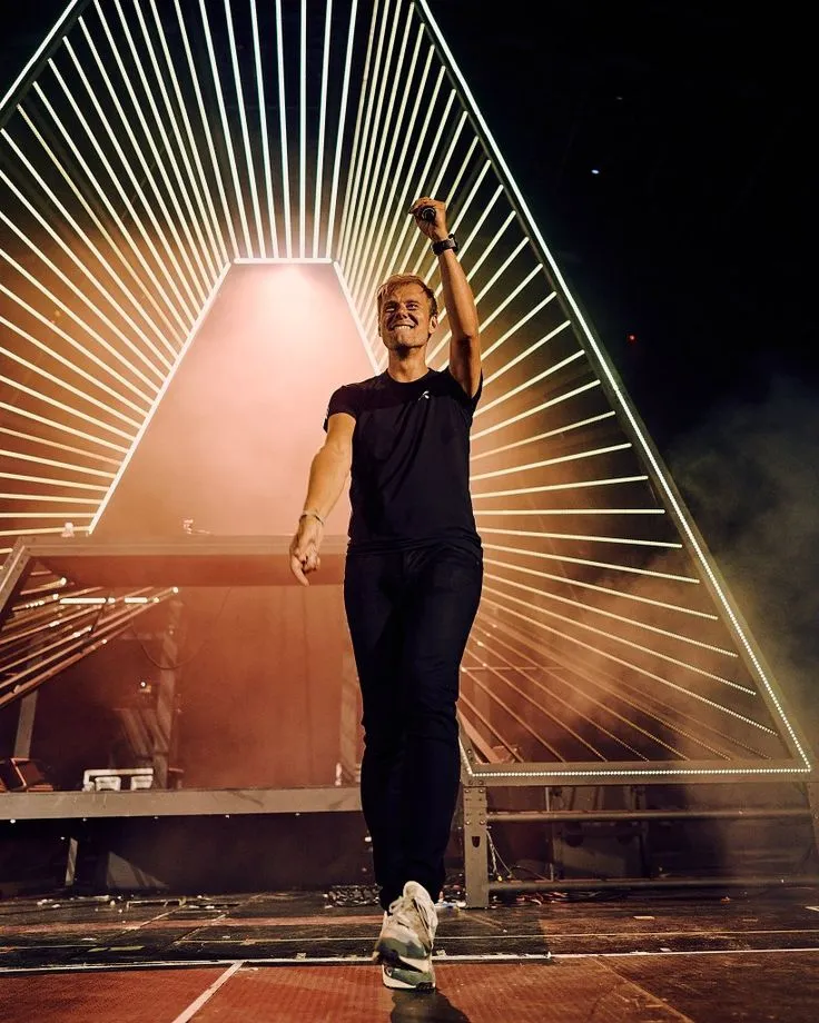 image_68c78b35c2216 Armin van Buuren Prepares Meticulously on His Private Jet – But What Fans Didn't Expect Happened Just Before the Show!