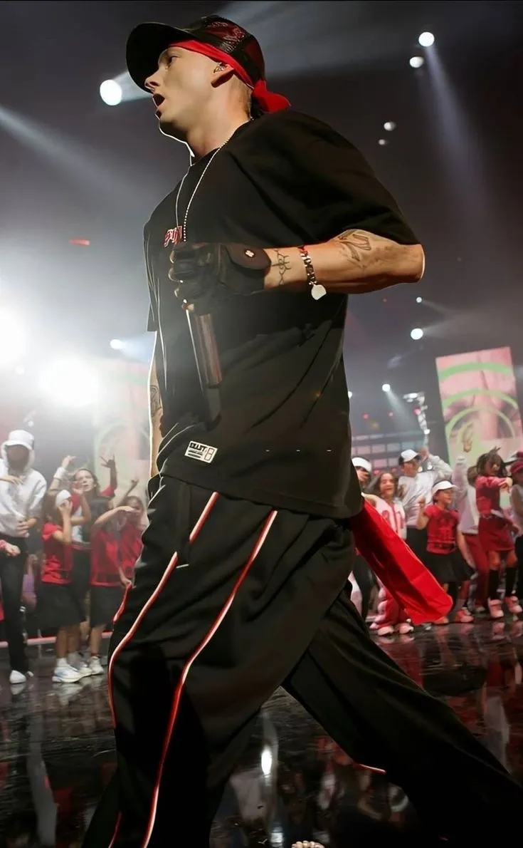 image_68c7a8342b121 You Won’t Recognize Eminem Just by Looking at This Photo – 19 Years at the Top!