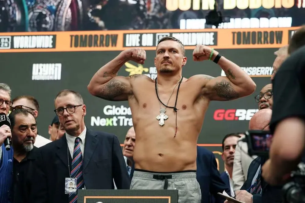 Usyk Came On as a Substitute in the Match of Portugal's Legends Against the World Legends Team