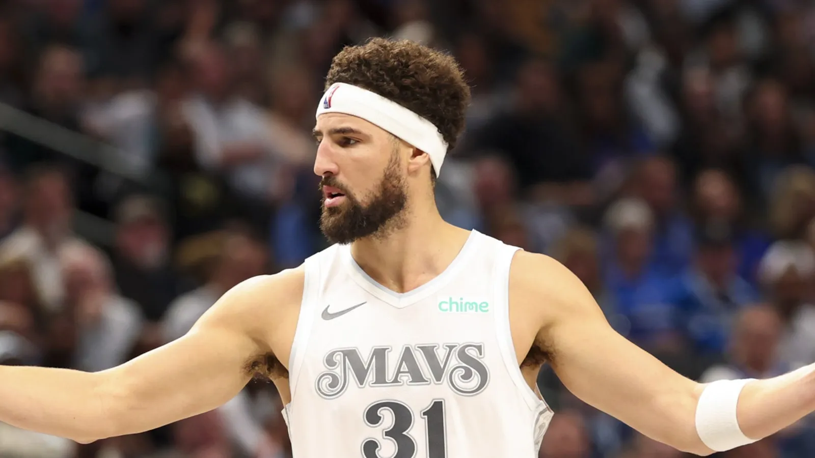 image_68c8d66969949 Klay Thompson Sparks Team Chemistry With Mavericks Camp, While Anthony Davis Watches From Sidelines
