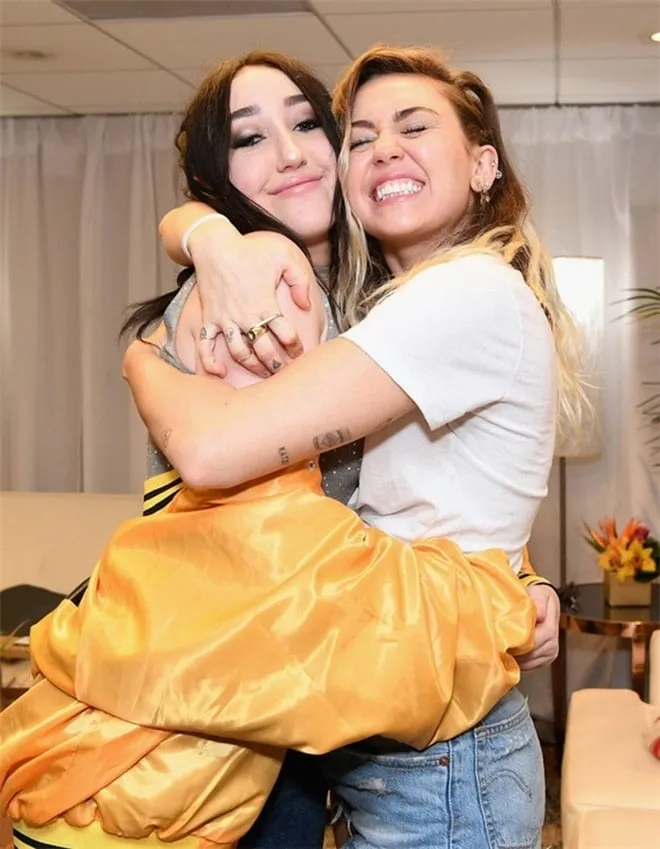 image_68c8dc46c5669 Miley Cyrus’ Sister Looks More Beautiful Every Day and Strikingly Similar to Her