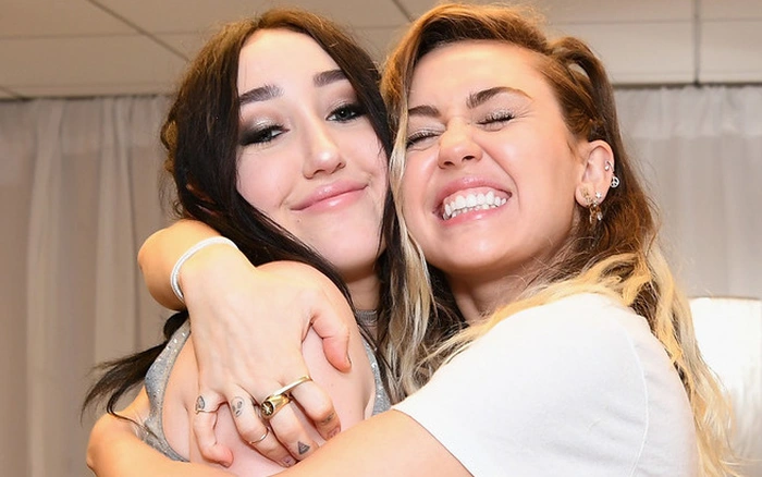 Miley Cyrus’ Sister Looks More Beautiful Every Day and Strikingly Similar to Her