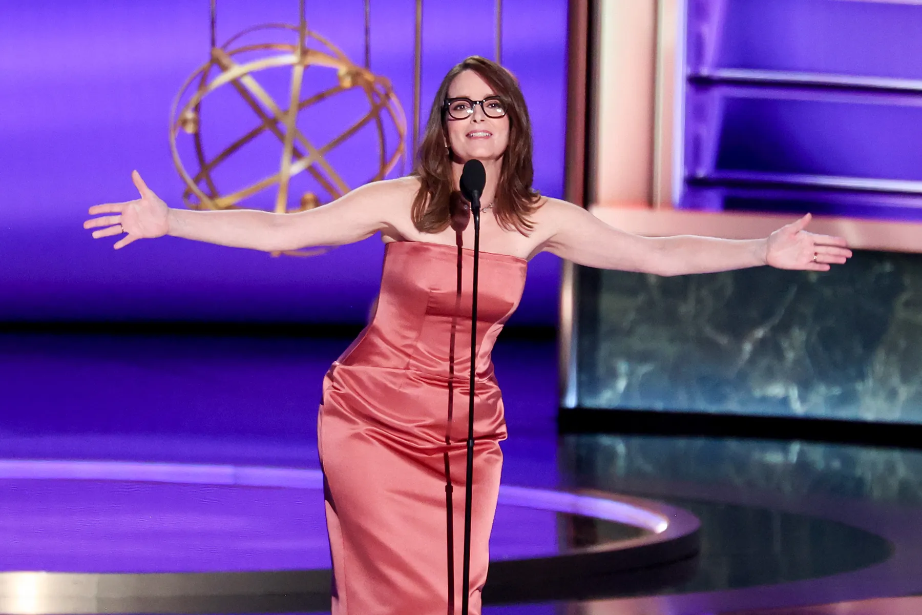 image_68c8e4c251a04 Comedy Genius or Career Gamble? Tina Fey Wins Over the Emmys Crowd — Then Drops a Line That Could Spark a Feud with Drake!